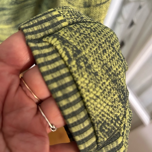 Lululemon yellow swirl 10 Run - Picture 4 of 6